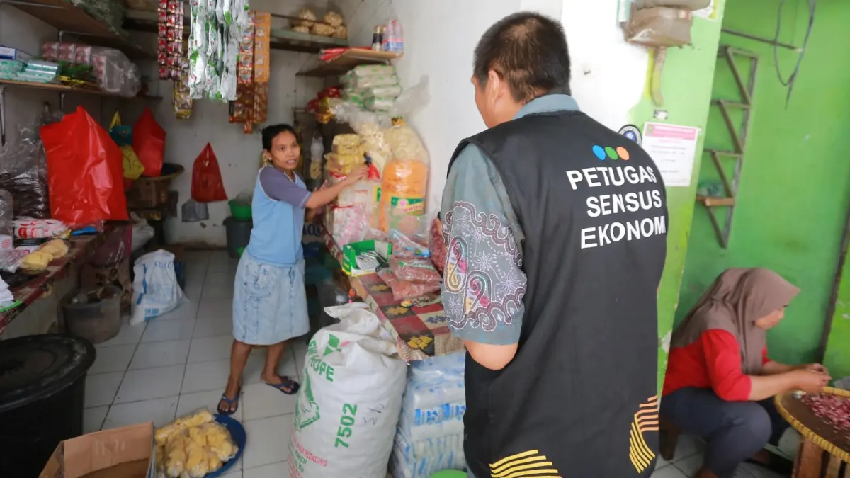 Petugas BPS Kota Madiun melakukan pendataan pelaku usaha dalam Sensus Ekonomi 2026. BAGAS BIMANTARA/RADAR MADIUN