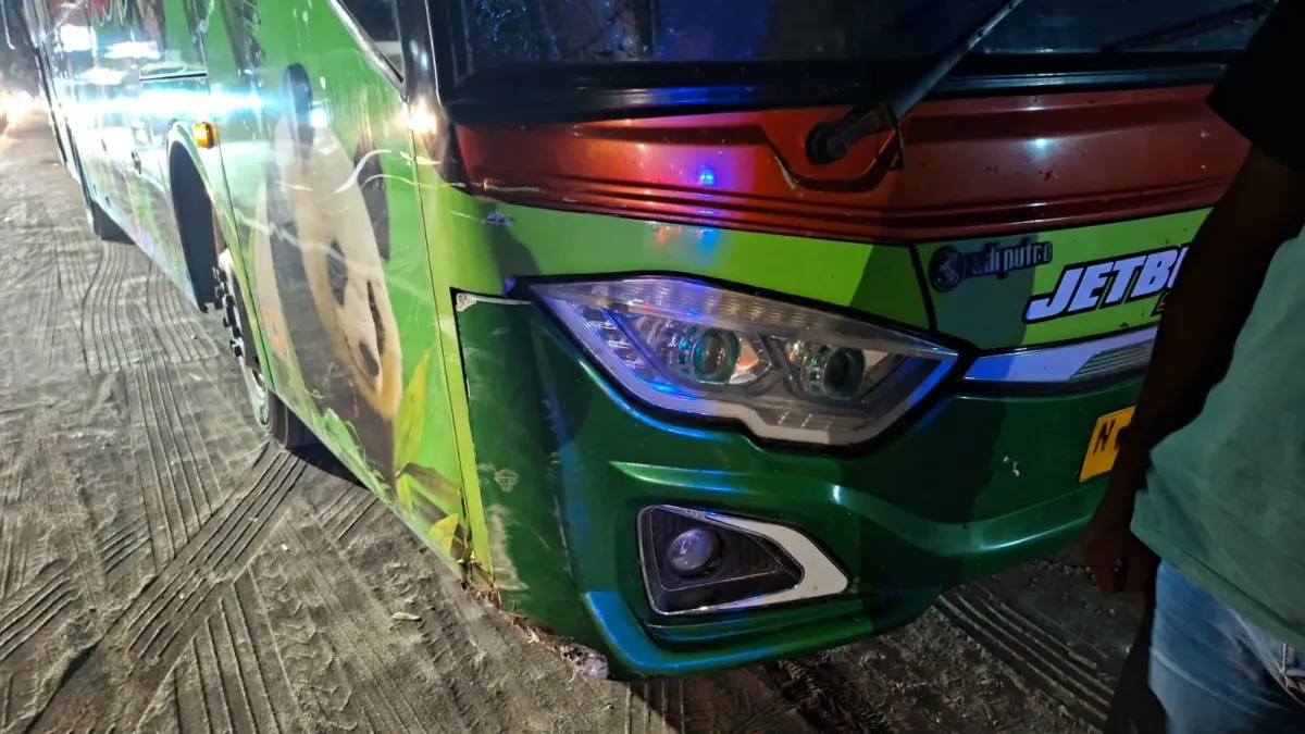 Petugas Satlantas Polres Madiun melakukan olah TKP kecelakaan antara sepeda motor Yamaha dan Bus Restu di Jalan Raya Madiun–Ponorogo, Desa Sangen, Kecamatan Geger, Minggu (5/7) malam. FOTO: ISTIMEWA