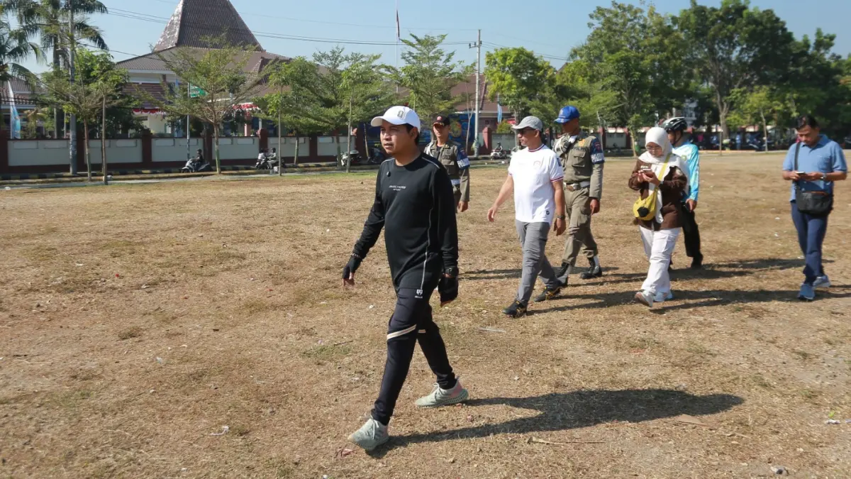 Plt Wali Kota Madiun F. Bagus Panuntun meninjau Taman Aspirasi yang akan dilengkapi panggung dan tribun sebagai ruang pertunjukan seni dan aktivitas komunitas. BAGAS BIMANTARA/RADAR MADIUN
