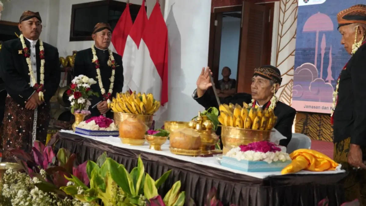 Prosesi jamasan dan Kirab Budaya Hari Jadi ke-668 Kabupaten Ngawi menghadirkan sejarah baru dengan diperkenalkannya Keris Kanjeng Kiai Parikesit sebagai pusaka baru milik Pemkab Ngawi. ASEP SYAEFUL/RADAR NGAWI