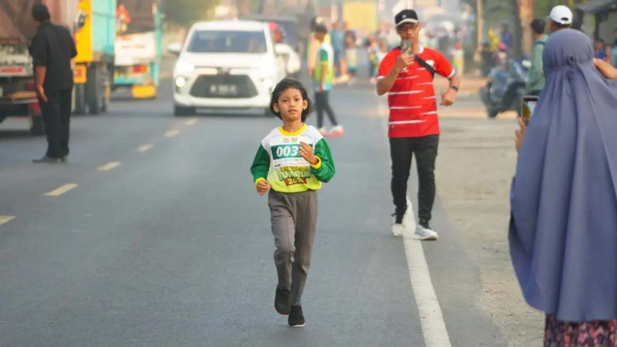 Puluhan pelari cilik mengikuti The Nice Kids Fun Run 2026 di Kecamatan Saradan. LODITYA FERNANDES/RADAR MADIUN