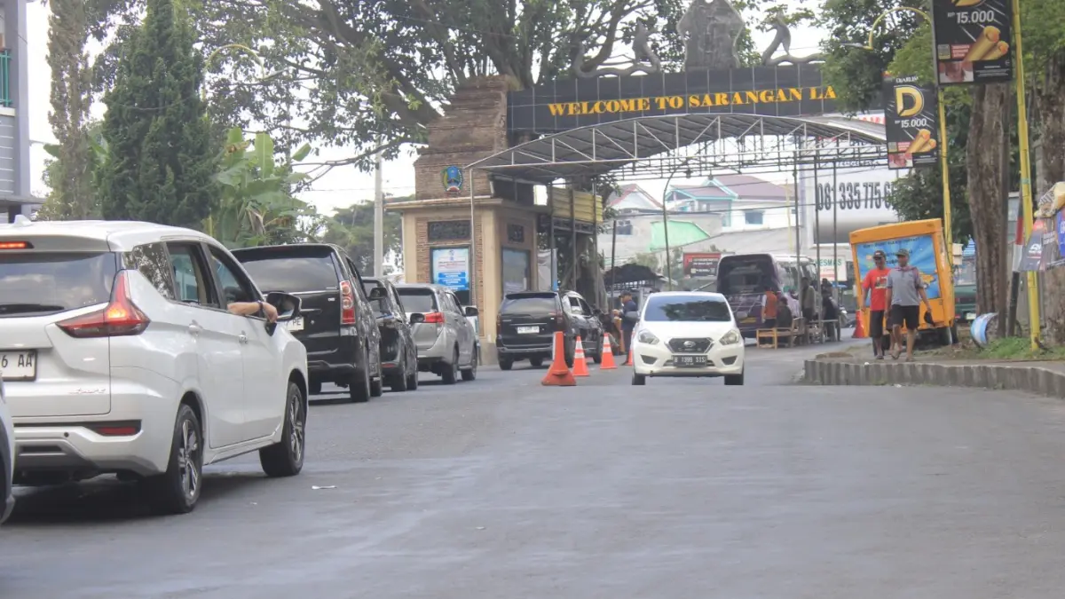 Puncak Liburan: Ribuan wisatawan memadati kawasan Telaga Sarangan, Magetan, saat puncak libur sekolah. AJI PUTRA/JAWA POS RADAR MAGETAN