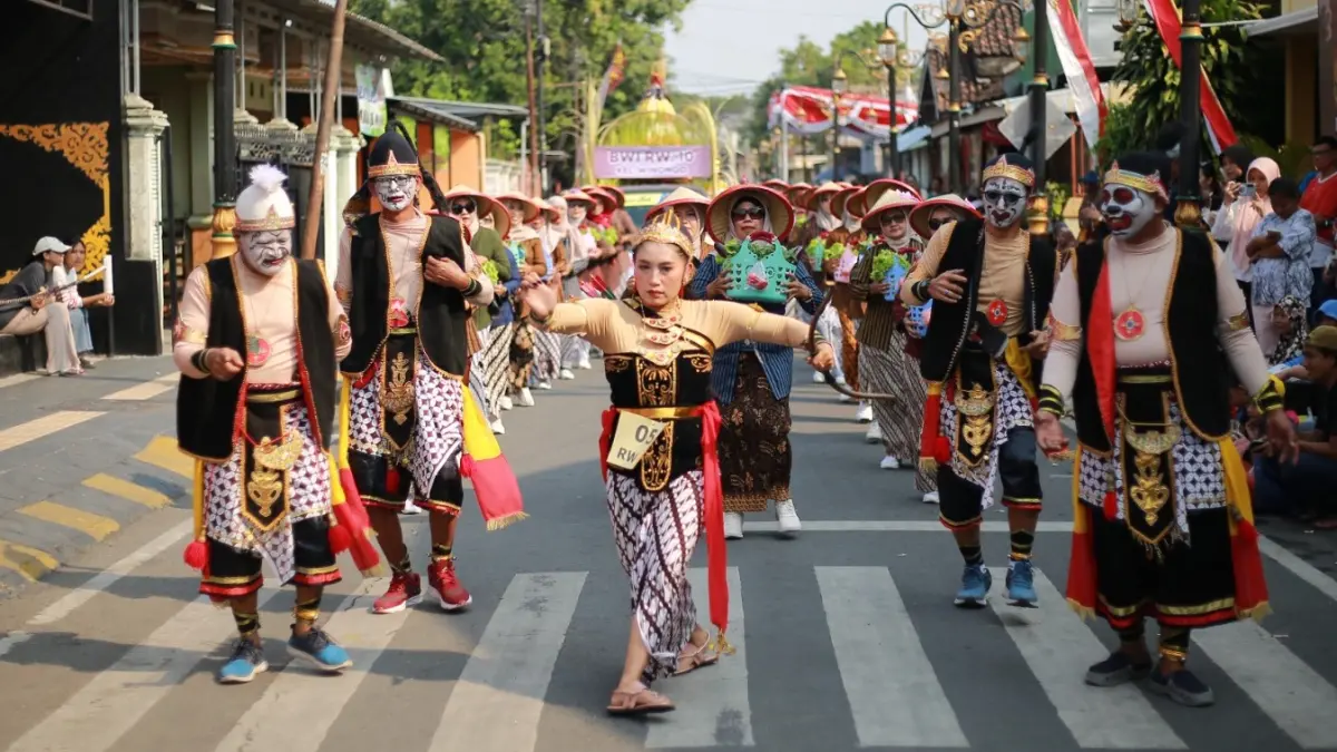 Semarak Budaya: Warga dari 11 RW di Kelurahan Winongo menampilkan beragam kesenian Nusantara dalam Kirab Budaya Bersih Desa. BAGAS BIMANTARA/RADAR MADIUN