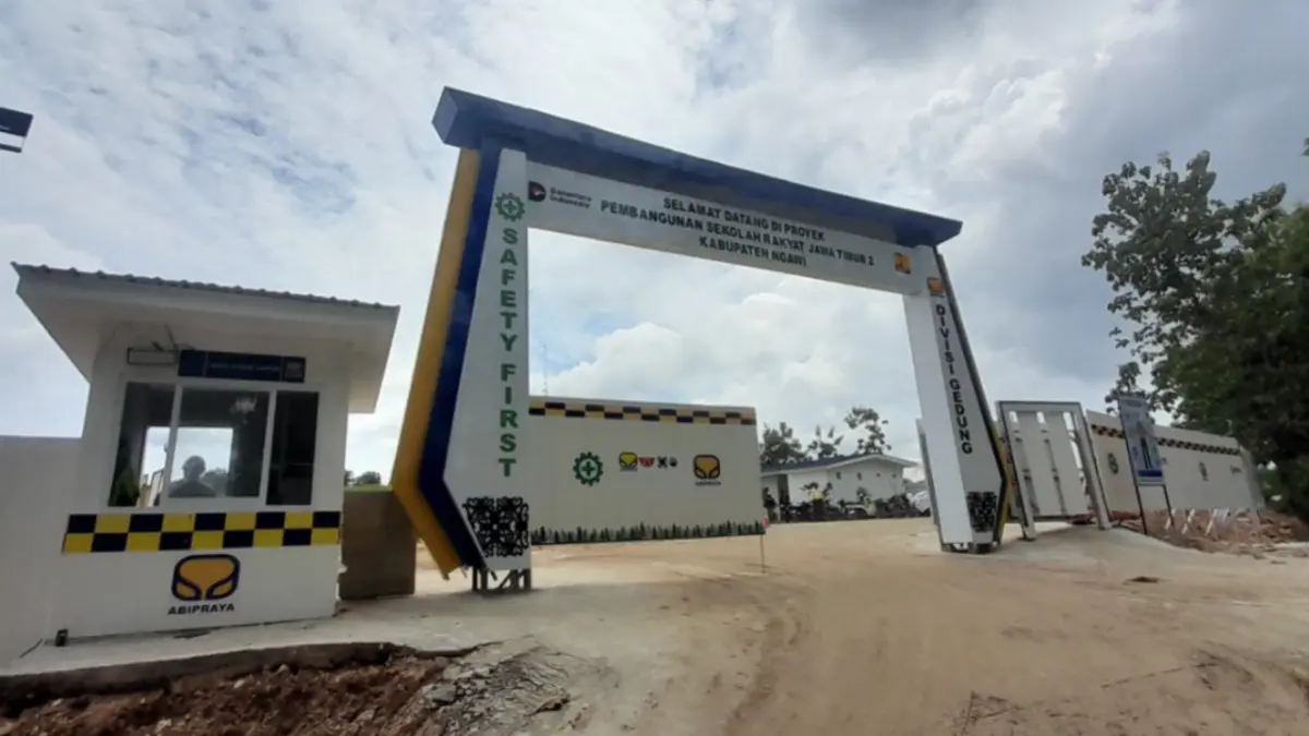 SIAP BEROPERASI: Gedung Sekolah Rakyat Terintegrasi di Desa Karangtengah Prandon, Kecamatan Ngawi, hampir rampung dan dijadwalkan mulai beroperasi pada pertengahan Juli 2026. ASEP SYAEFUL/RADAR NGAWI