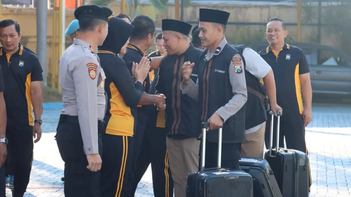 Tiga personel Polres Pacitan menerima hadiah umrah dari Kapolres AKBP Ayub Diponegoro Azhar sebagai bentuk apresiasi atas dedikasi dan loyalitas selama bertugas melayani masyarakat. FOTO: ISTIMEWA