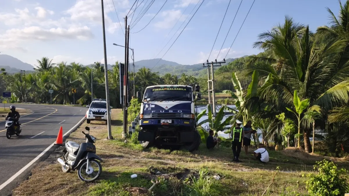 Truk tronton yang mengalami gangguan mesin keluar dari badan Jalan Pacitan–Trenggalek di Desa Sidomulyo, Kecamatan Sudimoro. FOTO: ISTIMEWA