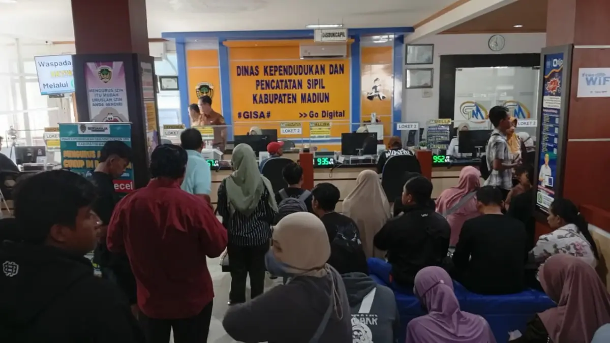 Warga mengakses layanan Identitas Kependudukan Digital (IKD). DIAN RAHAYU/RADAR MADIUN