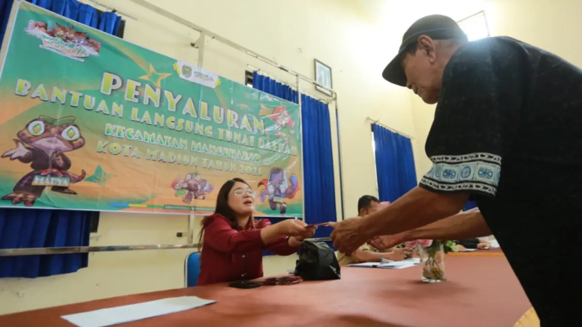 BANSOS: Warga mengantre untuk menerima Bantuan Langsung Tunai Daerah (BLTD) dan Bantuan Langsung Tunai Dana Bagi Hasil Cukai Hasil Tembakau (BLT DBHCHT) tahap II di Aula Kelurahan Patihan, Kota Madiun. BAGAS BIMANTARA/RADAR MADIUN