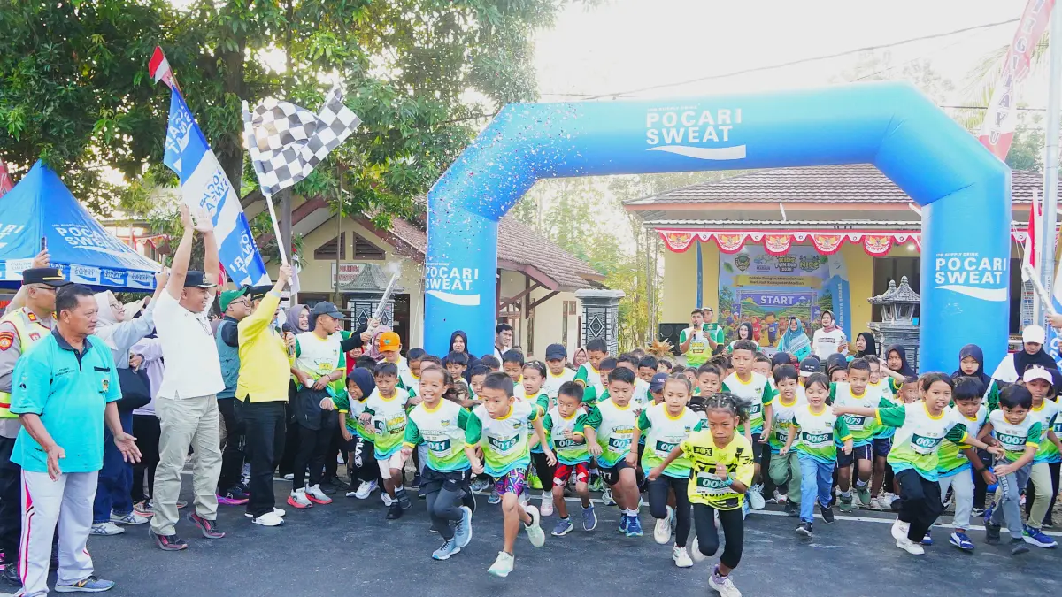 Bupati Madiun Hari Wuryanto melepas para peserta The Nice Kids Fun Run 2026.