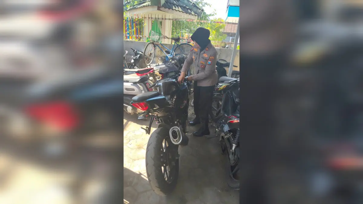 EVAKUASI: Sepeda motor Suzuki GSX ditemukan tergeletak di bantaran sungai dekat Ring Road Barat, Kelurahan Sogaten, Kota Madiun.