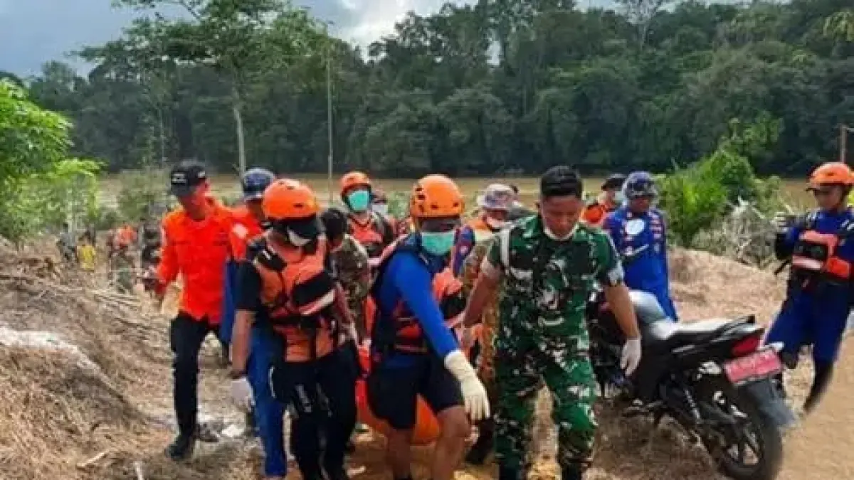 Jasad Aiptu Sumariyanto saat dievakuasi dari DAS Katingan Desa Rantau Asem, Minggu (5/7/2026). (Inilah.com)

