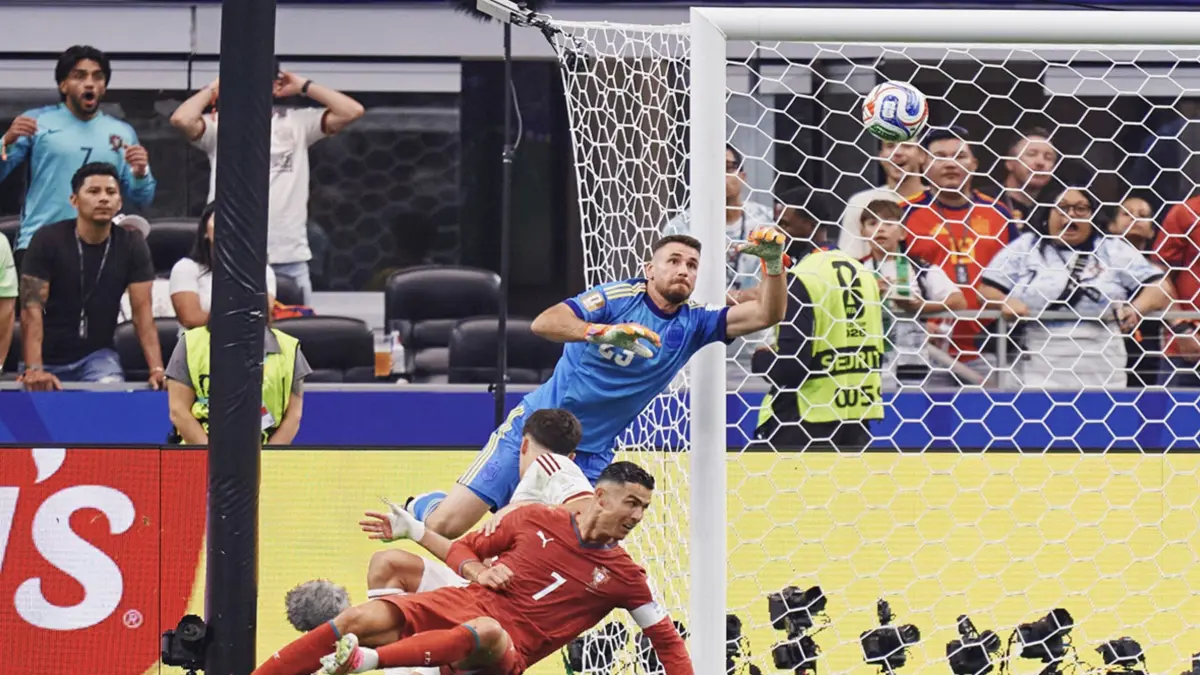 Kiper Timnas Spanyol Unai Simon (jersei biru) berusaha mengagalkan peluang Portugal. Foto: X/SeFutbol.
