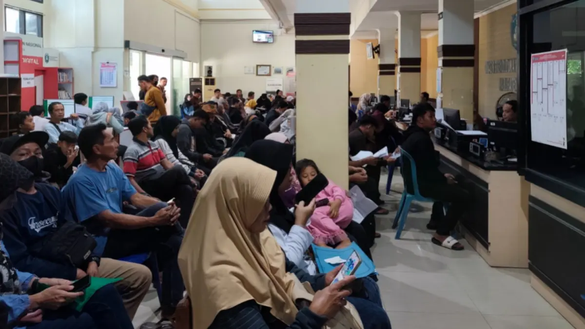 LANGGANAN TIAP TAHUN: Antrean pemohon layanan administrasi kependudukan memadati kantor Dispendukcapil Ponorogo selama masa libur sekolah. SUGENG DWI N/RADAR PONOROGO