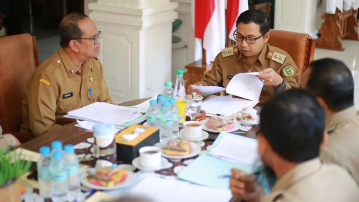 LAPOR: Tim panitia seleksi calon Direktur Perumdam Tirta Taman Sari Kota Madiun melaporkan hasil uji kelayakan dan kompetensi (UKK) kepada Plt Wali Kota Madiun F. Bagus Panuntun. BAGAS BIMANTARA/RADAR MADIUN