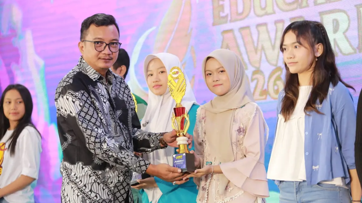 MENANG: Ahza Firdaus Fatimah Ahmad, siswi kelas XII MAN 1 Madiun, berhasil meraih Juara I Video Reels Competition Exmud Party 2026. BAGAS BIMANTARA/RADAR MADIUN