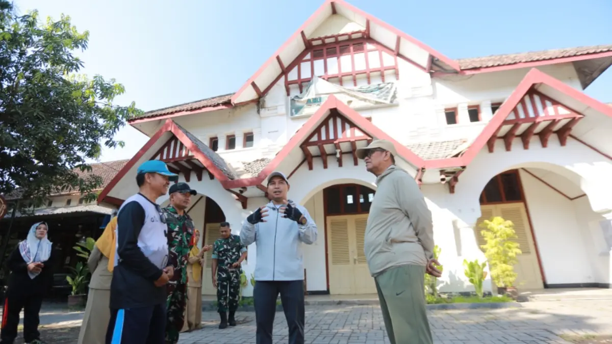 MENINJAU: Plt Wali Kota Madiun F. Bagus Panuntun meninjau kawasan Bosbow yang diproyeksikan menjadi destinasi wisata heritage baru. BAGAS BIMANTARA/RADAR MADIUN