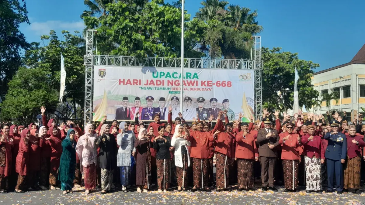 MOMEN PUNCAK: Bupati Ngawi Ony Anwar Harsono bersama Wakil Bupati Dwi Rianto Jatmiko memotong tumpeng usai upacara peringatan Hari Jadi ke-668 Kabupaten Ngawi di Pendapa Wedya Graha. ASEP SYAEFUL/RADAR NGAWI