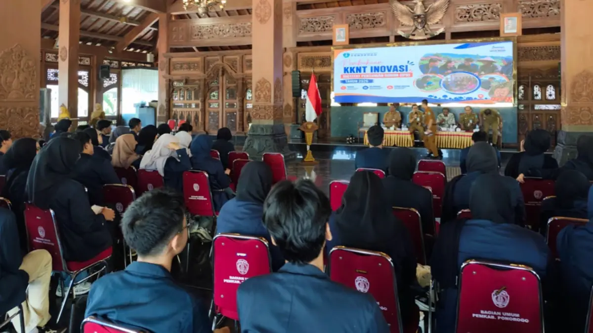 PEMBERDAYAAN: Sebanyak 117 mahasiswa Institut Pertanian Bogor (IPB) mengikuti pelepasan Kuliah Kerja Nyata Tematik (KKNT) di Pendapa Kabupaten Ponorogo. SUGENG DWI N/RADAR PONOROGO