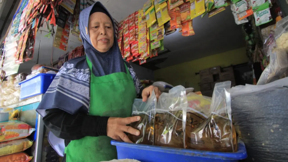 PENGAWASAN: Bulog bersama pemerintah daerah memperketat pengawasan penjualan MinyaKita di Magetan. AJI PUTRA/RADAR MAGETAN