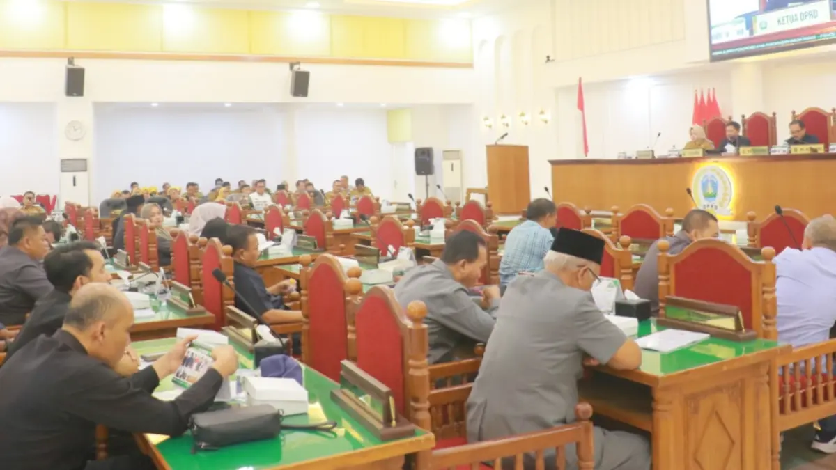 PERTANGGUNGJAWABAN: Plt Bupati Ponorogo Lisdyarita menyampaikan jawaban atas pandangan umum fraksi-fraksi DPRD terkait Raperda Pertanggungjawaban Pelaksanaan APBD 2025 dalam rapat paripurna. SUGENG DWI N/RADAR PONOROGO