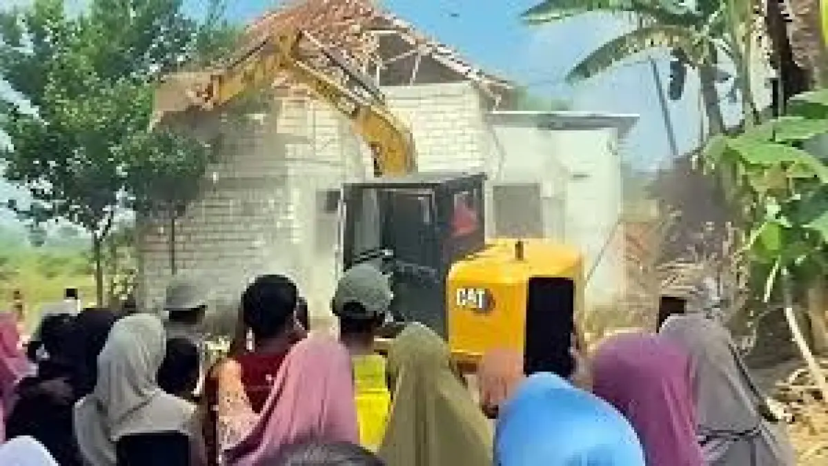 Sebuah rumah di Desa Tlogoagung, Kecamatan Kedungadem, Kabupaten Bojonegoro, Jawa Timur, dirobohkan menggunakan alat berat pada Senin (6/7/2026) (Surya.co.id)