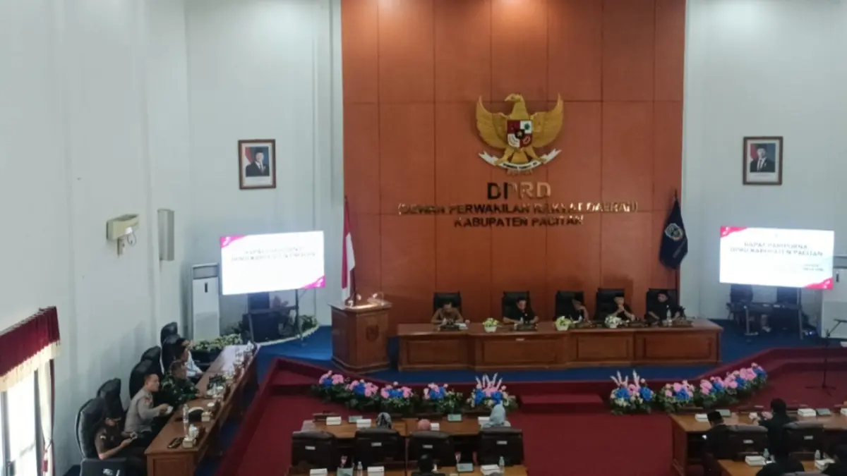 SIDANG: Bupati Pacitan Indrata Nur Bayuaji menyampaikan nota pengantar Raperda tentang Pertanggungjawaban Pelaksanaan APBD 2025 dalam rapat paripurna DPRD. NUR CAHYONO/RADAR PACITAN