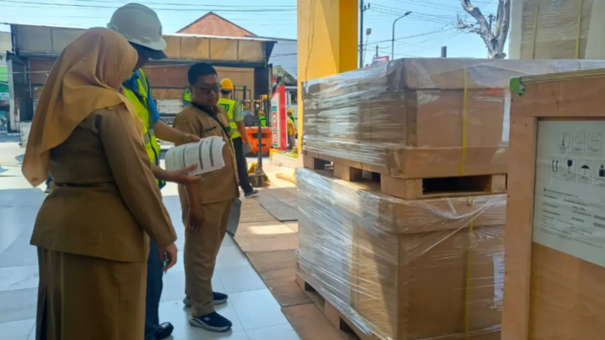 ALAT BARU: RSUD Caruban menerima bantuan alat kesehatan berupa CT Scan 64 slice dari Kementerian Kesehatan RI. LODITYA FERNANDES/RADAR MADIUN