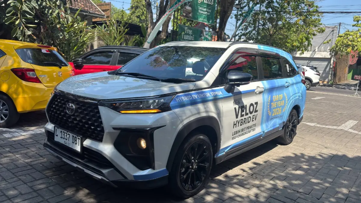Auto2000 Madiun mengajak sejumlah jurnalis merasakan langsung performa Toyota Veloz Hybrid EV melalui kegiatan rolling city di Kota Madiun, Rabu (8/7).
