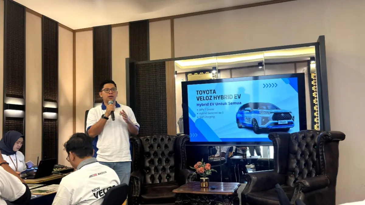 Auto2000 Madiun mengajak sejumlah jurnalis merasakan langsung performa Toyota Veloz Hybrid EV melalui kegiatan rolling city di Kota Madiun, Rabu (8/7).