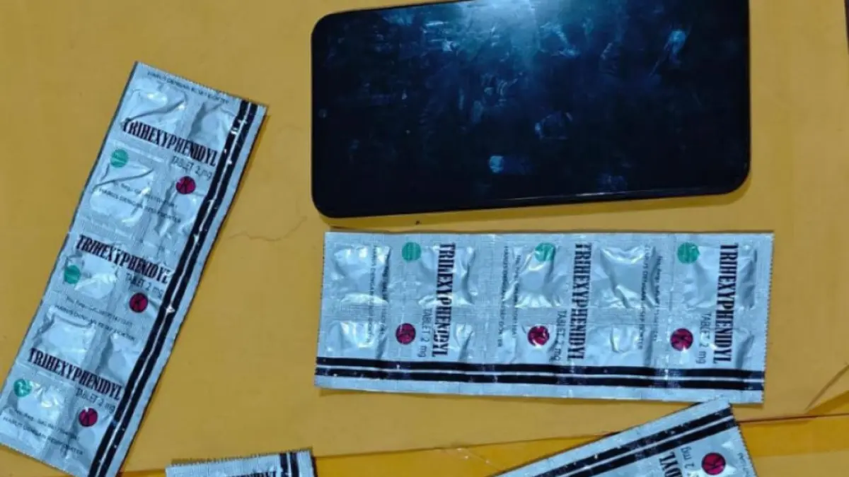 BARANG BUKTI: Polisi menunjukkan ratusan butir obat keras jenis Trihexyphenidyl yang disita dari seorang residivis berinisial BW saat pengungkapan kasus peredaran obat keras ilegal di Desa Bangunrejo, Kecamatan Karanganyar, Kabupaten Ngawi. FOTO: POLRES NGAWI