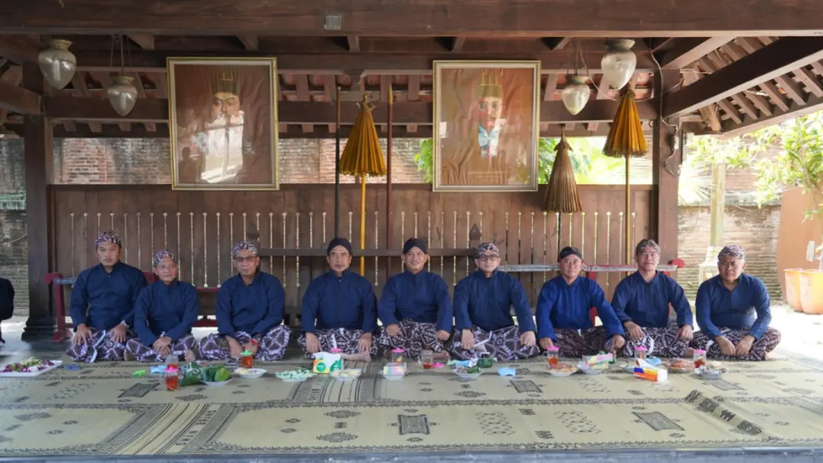 Bupati Madiun Hari Wuryanto bersama Wakil Bupati, Sekda, Forkopimda, dan perwakilan kepala OPD berziarah ke makam KR Retno Dumilah di kompleks pemakaman raja-raja Mataram Islam, Kotagede, Yogyakarta, Rabu (8/7). FOTO: PROKOPIM PEMKAB MADIUN