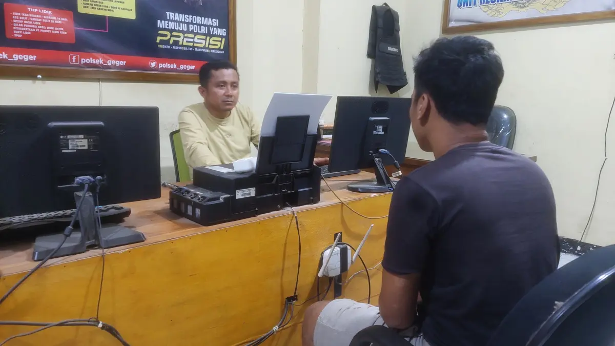 DIAMANKAN: Terduga pelaku dugaan pelecehan seksual diamankan anggota Polsek Geger setelah dilaporkan melalui layanan darurat 110. DIAN RAHAYU/RADAR MADIUN