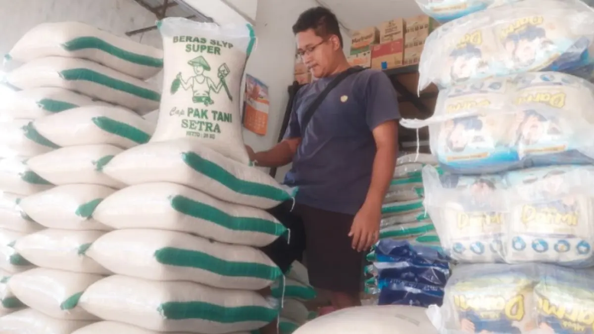 Harga beras nonsubsidi di toko grosir Desa Pagotan, Kecamatan Geger, Kabupaten Madiun, mengalami kenaikan dalam beberapa pekan terakhir. DIAN RAHAYU/RADAR MADIUN