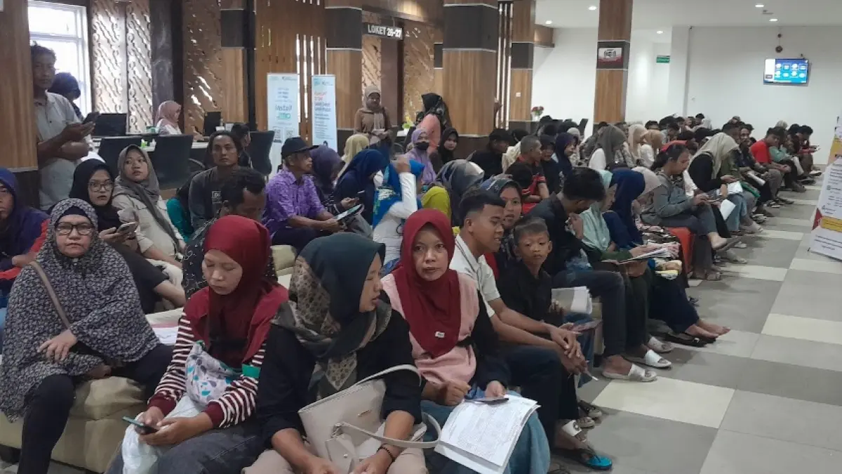 LAYANAN PADAT: Warga mengantre di Mal Pelayanan Publik (MPP) Ngawi untuk mengurus kartu tanda bukti pencari kerja (AK1). ASEP SYAEFUL/RADAR NGAWI