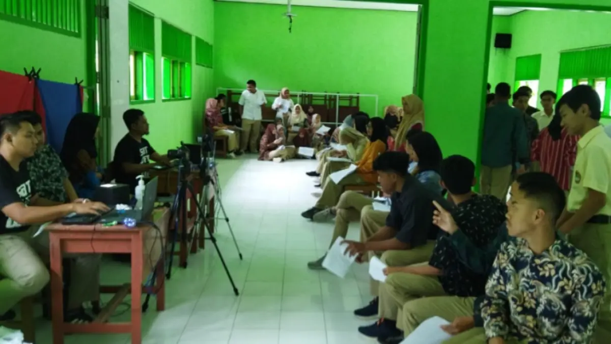 Pelajar mengurus perekaman dan pencetakan e-KTP di kantor Disdukcapil Pacitan. FOTO: ISTIMEWA