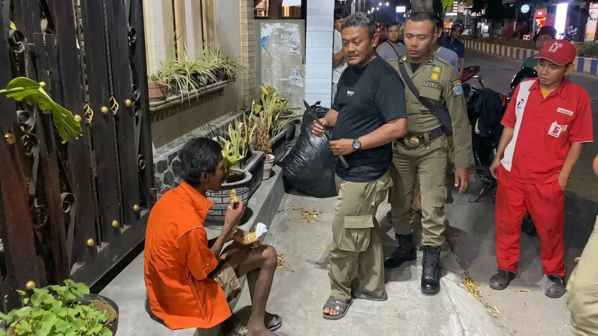 Petugas Satpol PP dan Damkar Ponorogo mengamankan seorang pria yang diduga ODGJ setelah mengamuk sambil membawa golok di Jalan Batoro Katong, Kecamatan Siman. FOTO: ISTIMEWA