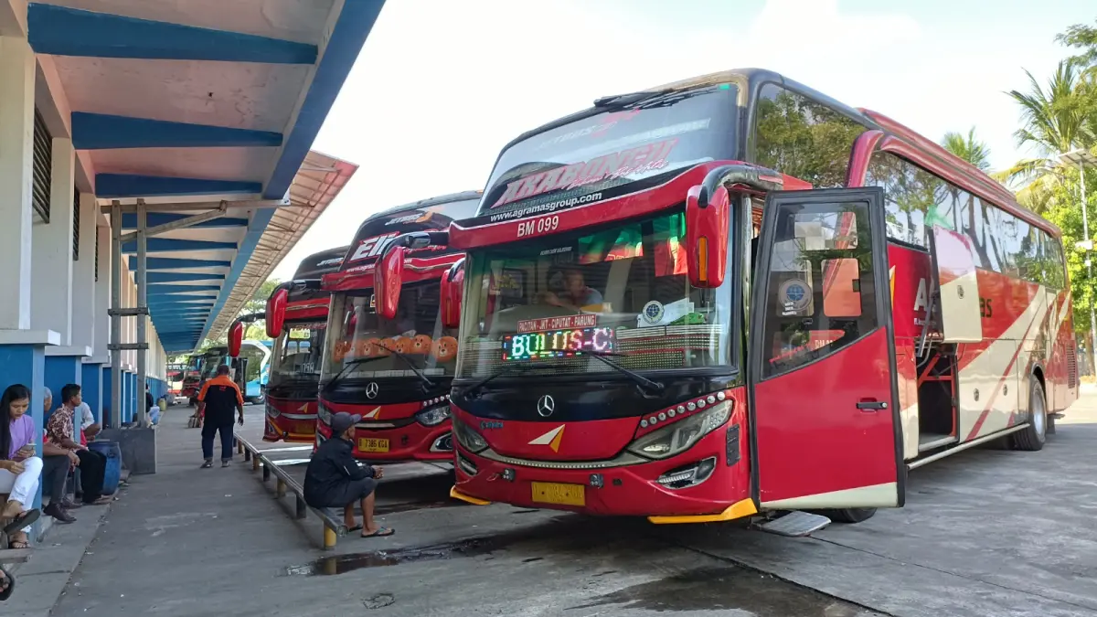 RAMAI: Arus keberangkatan dan kedatangan penumpang di Terminal Pacitan meningkat selama masa libur sekolah. NUR CAHYONO/RADAR PACITAN