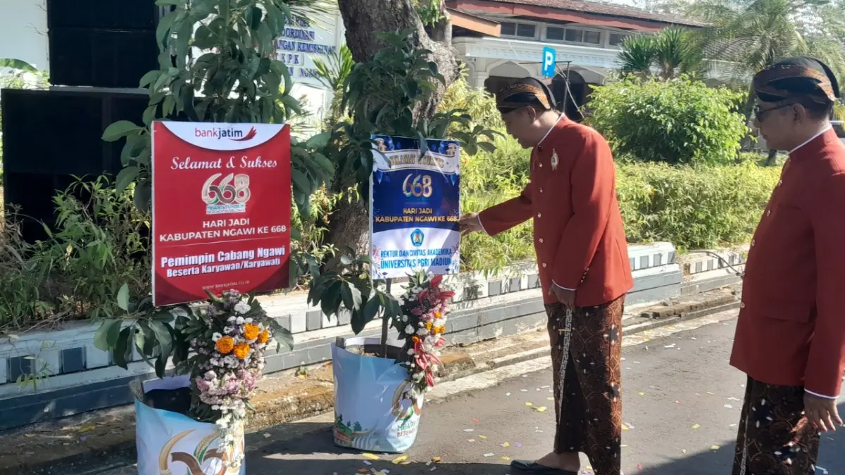 UCAPAN RAMAH LINGKUNGAN: Wakil Bupati Ngawi Dwi Rianto Jatmiko bersama Sekda Ngawi Mokh Sodiq Triwidianto mengamati bibit pohon yang dikirim sebagai ucapan Hari Jadi ke-668 Kabupaten Ngawi. ASEP SYAEFUL/RADAR NGAWI