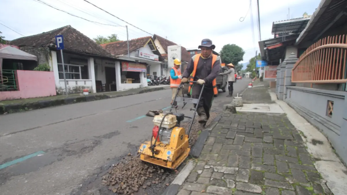 DAMPAK KENAIKAN HARGA: Melonjaknya harga aspal membuat DPUPR Magetan mengusulkan penyesuaian Standar Satuan Harga (SSH) dan menyesuaikan volume pekerjaan jalan tanpa mengubah lokasi proyek. DOK RADAR MAGETAN
