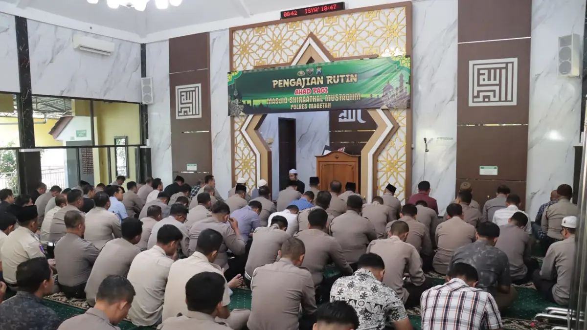 DOA BERSAMA: Jajaran Polres Magetan menggelar salat ghaib dan doa bersama di Masjid Shiratal Mustaqim sebagai penghormatan kepada tiga anggota Satresnarkoba Polres Katingan yang gugur saat bertugas. FOTO: ISTIMEWA