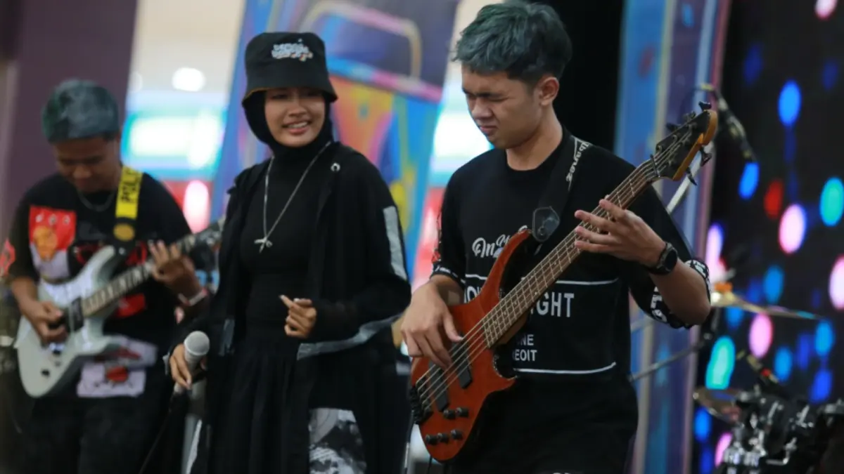 JUARA: Band Supernova dari SMAN 2 Madiun tampil memukau dalam Student Band Competition Exmud Party Jawa Pos Radar Madiun 2026 dan berhasil meraih gelar juara pertama setelah menjalani latihan intensif selama dua pekan. BAGAS BIMANTARA/RADAR MADIUN