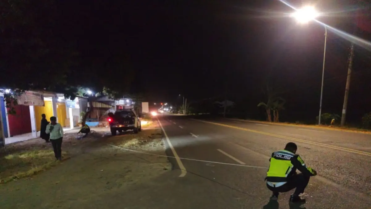 Kecelakaan beruntun melibatkan sepeda motor dan mobil di pertigaan Dusun Tenggang, Babadan, Ponorogo, menyebabkan seorang pengendara meninggal dunia, Kamis dini hari (9/7). FOTO: ISTIMEWA