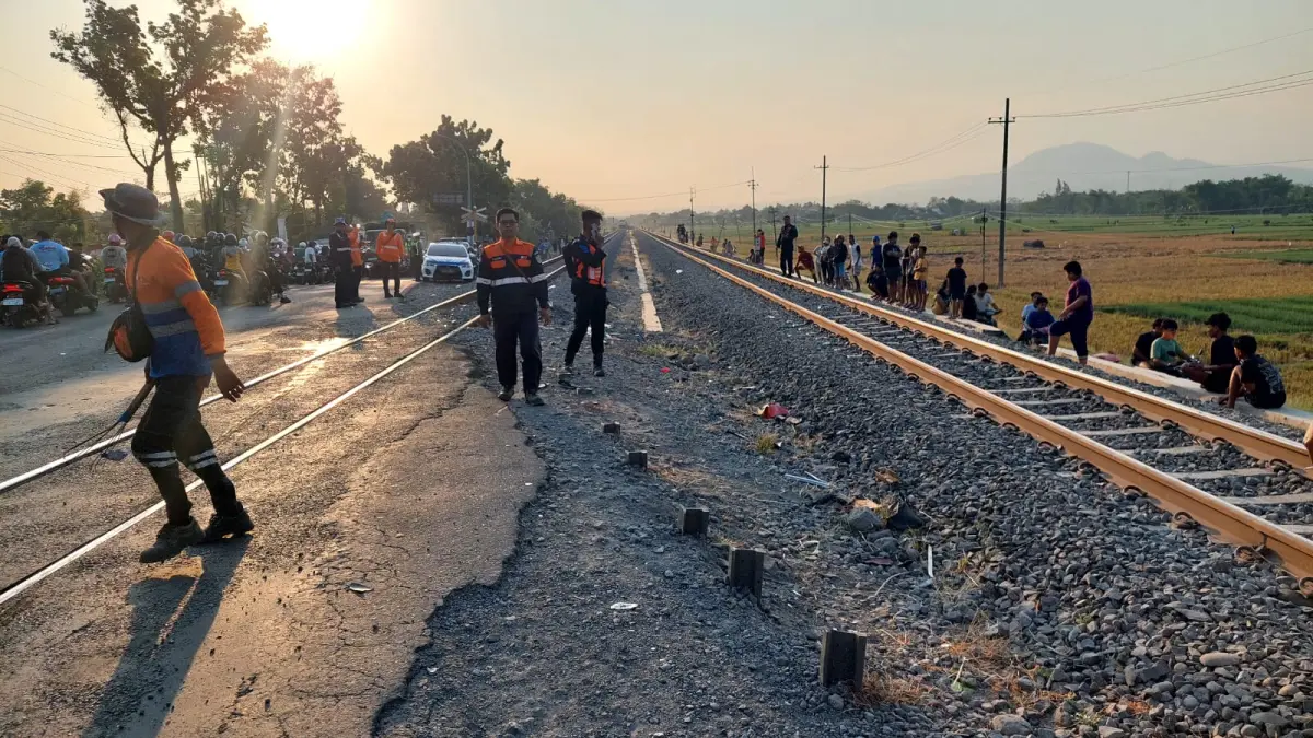 KECELAKAAN: KA Logawa menabrak sebuah truk di perlintasan sebidang JPL 103 antara Stasiun Bagor dan Saradan, Kabupaten Nganjuk. FOTO: ISTIMEWA