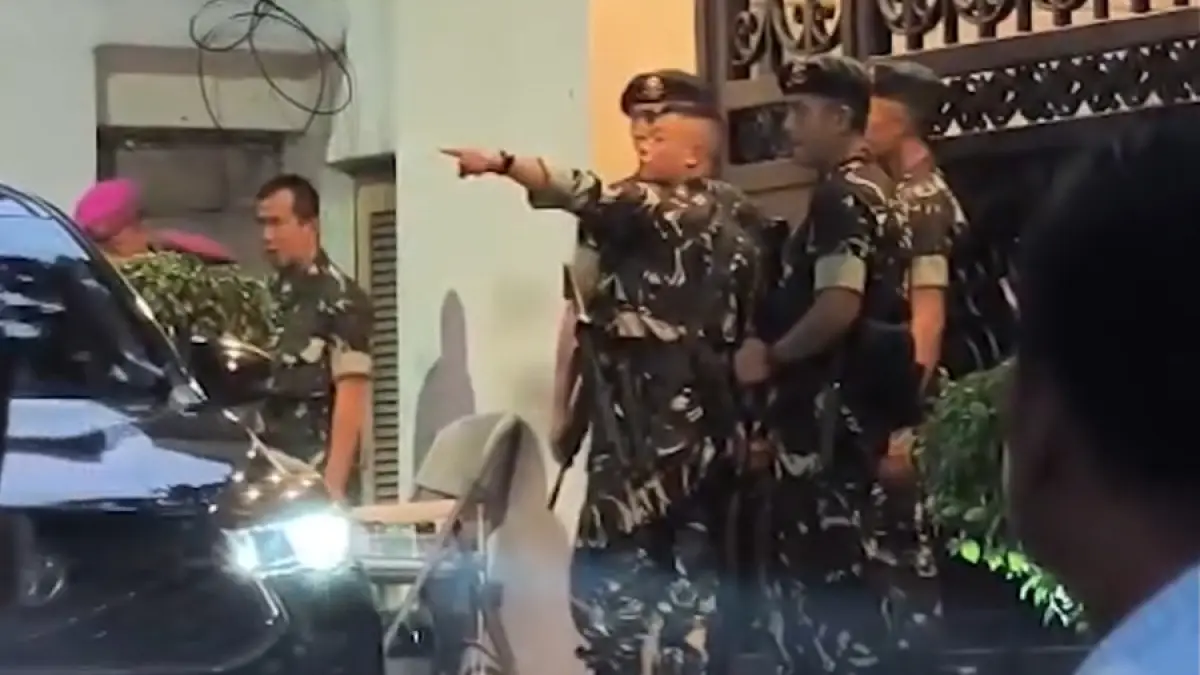Kediaman Febrie Adriansyah di jaga ketat oleh TNI (lensawarga.com)