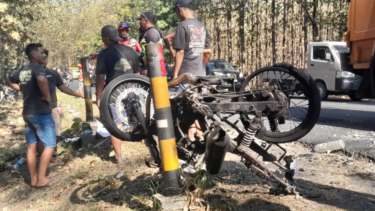 Motor Honda Tiger yang dikendarai korban hangus terbakar usai terlibat tabrakan frontal dengan truk Colt Diesel di Jalan Raya Ngawi–Solo, Desa Bangunrejo Kidul, Kecamatan Kedunggalar, Kamis (9/7). ASEP SYAEFUL/RADAR NGAWI
