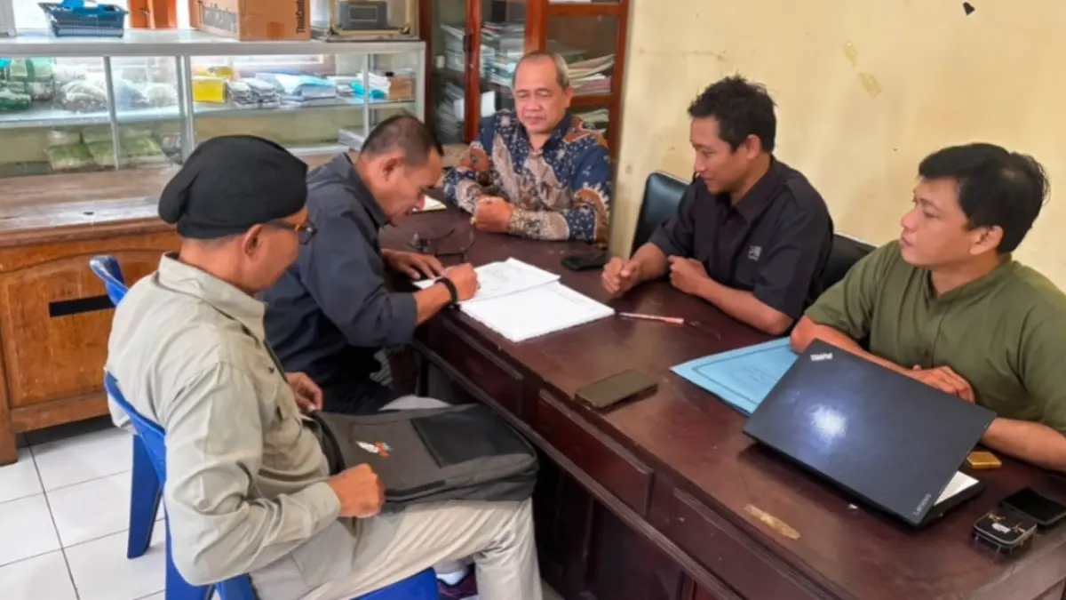 Panitia Pilkades Desa Tanjungsari menerima berkas pendaftaran bakal calon kepala desa pada hari pertama pembukaan pendaftaran, Kamis (9/7). FOTO: NUR CAHYONO/JAWA POS RADAR PACITAN