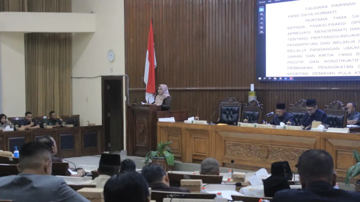 PAPARKAN: Jajaran pimpinan dan anggota DPRD Magetan menyimak penjelasan Bupati Nanik Endang Rusminiarti, dalam rapat paripurna yang digelar pada Rabu (8/7). (AJI PUTRA/RADAR MADIUN)