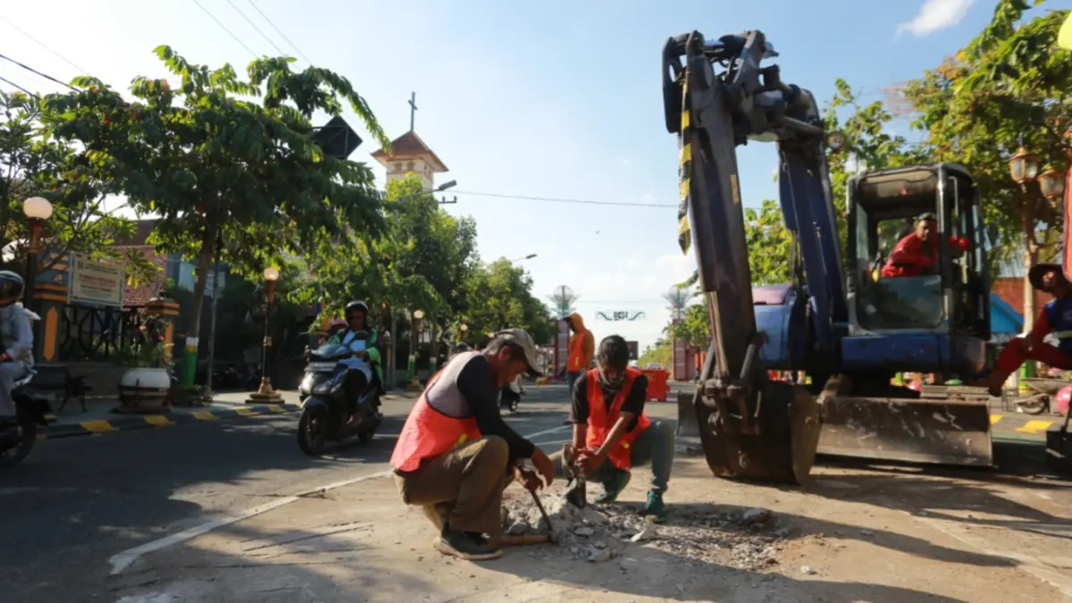 PENATAAN: Pemkot Madiun akan membongkar median permanen di Jalan Pahlawan dan menggantinya dengan road barrier berbahan besi agar kawasan lebih fleksibel digunakan untuk berbagai kegiatan masyarakat. BAGAS BIMANTARA/RADAR MADIUN