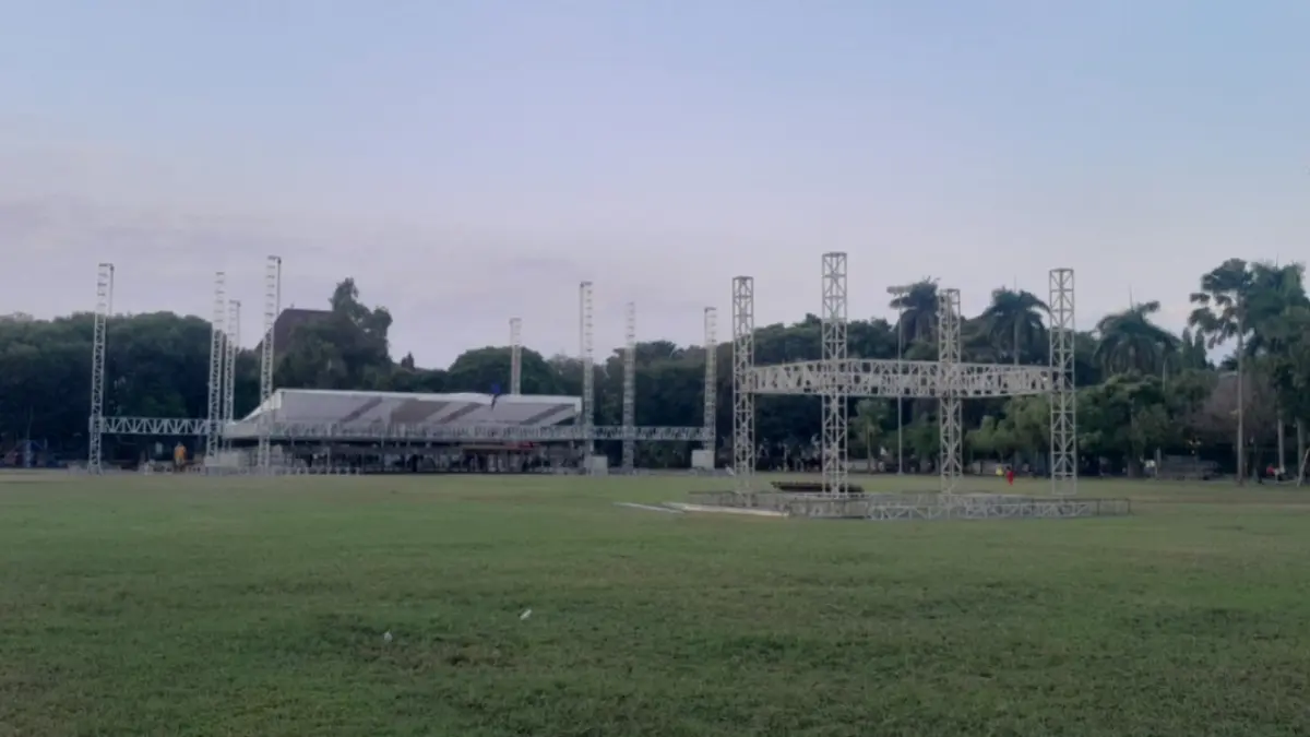 PERSIAPAN: Panggung pesta rakyat mulai disiapkan di Alun-Alun Ngawi menjelang penampilan Denny Caknan dalam rangka memeriahkan Hari Jadi ke-668 Kabupaten Ngawi. ASEP SYAEFUL/RADAR NGAWI