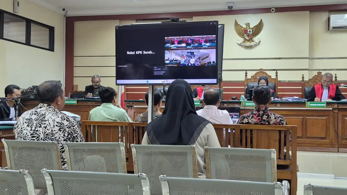 PERSIDANGAN: Empat pejabat DPUPR Kota Madiun memberikan keterangan sebagai saksi dalam sidang dugaan korupsi yang menjerat Wali Kota Madiun nonaktif Maidi di Pengadilan Tipikor Surabaya. FOTO: ISTIMEWA